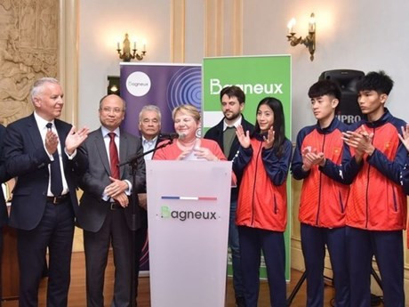 La maire de la , Hélène Amiable, rencontre des jeunes athlètes vietnamiens de Taekwondo. Photo: VNA.
