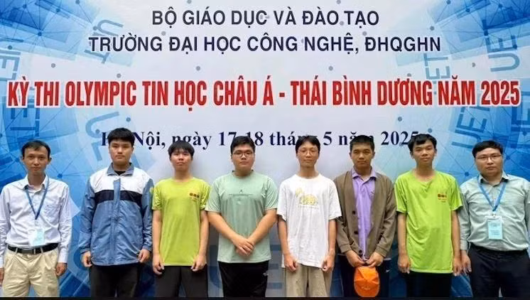 Les six lycéens vietnamiens participant aux Olympiades d’informatique d’Asie-Pacifique 2025 ont été médaillés. Photo: VNA 