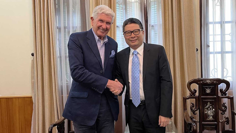 Le directeur du Département consulaire du ministère vietnamien des Affaires étrangères, Doan Hoang Minh (à droite), et le consul honoraire du Vietnam à Antwerp, au Royaume de Belgique, Joseph-Michel de Grand Ry, le 15 avril à Hanoi. Photo: baoquocte.vn.