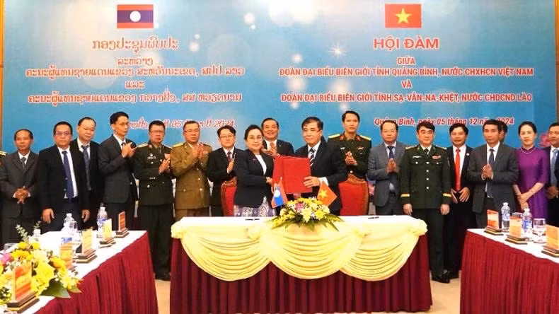 Cérémonie de signature du mémorandum de coopération dans la défense frontalière pour 2025 entre les provinces de Quang Binh et de Savannakhet. Photo: NDEL.