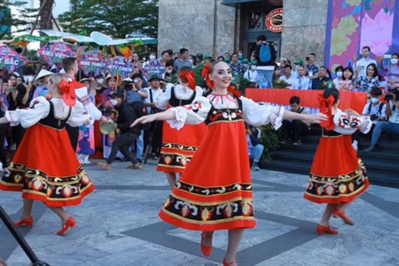 Spectacle de la troupe artistique russe Belogorie au Festival de rue "Couleurs culturelles", le 27 juin 2022. Photo : CVN,