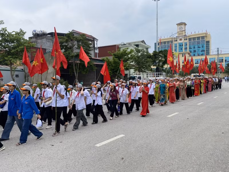 De nombreux habitants de Diên Biên participent au rassemblement et au défilé en écho à la Semaine nationale de la prévention et de la lutte contre les catastrophes naturelles 2024. Photo: thoidai.