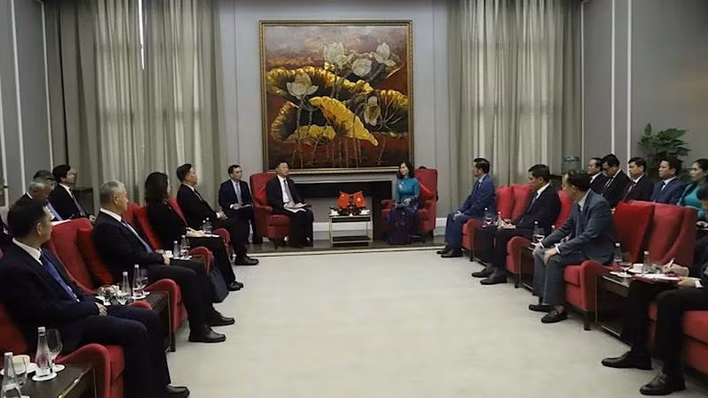 Les autorités de la province de Quang Ninh et de la région autonome Zhuang du Guangxi se sont mises d’accord sur les solutions destinées à renforcer les relations d’amitié et de coopération entre les deux parties dans les temps à venir. Photo: NDEL.