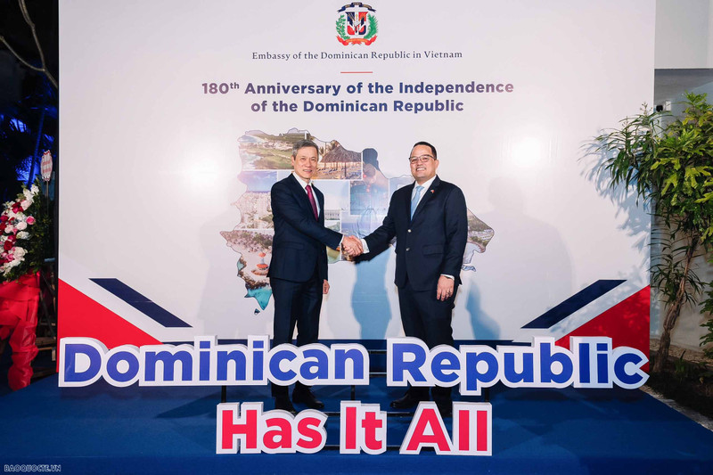 Le vice-ministre permanent des Affaires étrangères du Vietnam, Nguyên Minh Vu (à gauche), et l’ambassadeur de la République dominicaine au Vietnam, Jaime Francisco Rodríguez, le 27 février à Hanoi. Photo : baoquocte.vn.