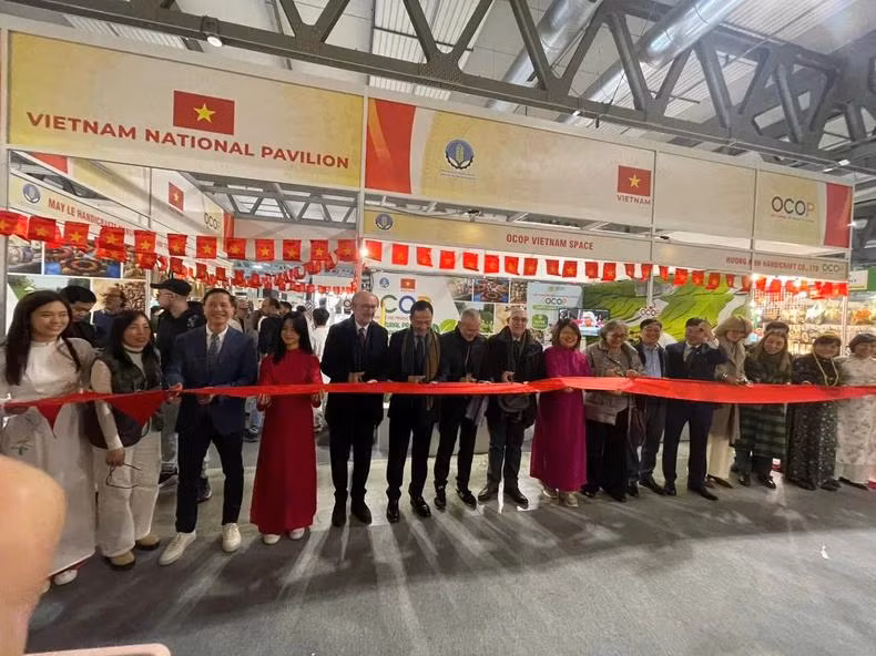 Lors de la cérémonie d'ouverture du pavillon vietnamien dans le cadre de la 28e Foire internationale de l'artisanat Artigiano in Fiera. Photo : P.OCDL
