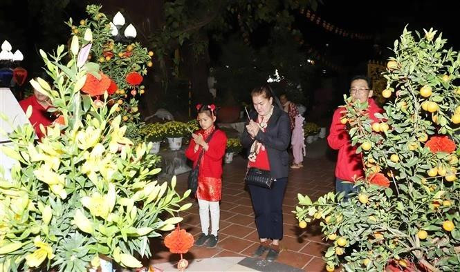 Des Vietnamiens au Laos à la pagode Phat Tich. Photo : VNA.