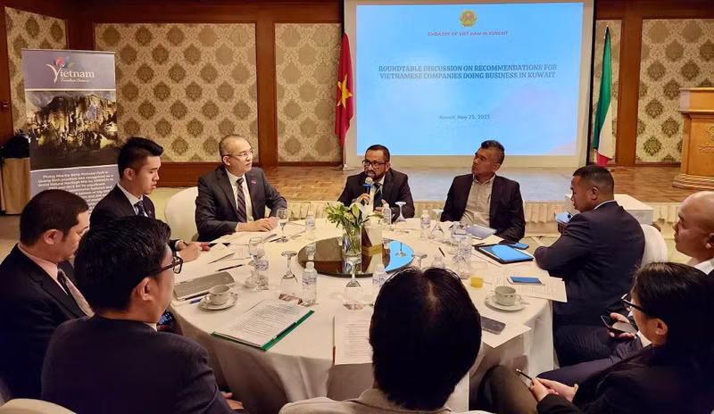 Il s’agit également d’une bonne occasion pour les entreprises vietnamiennes, koweïtiennes et aséaniennes d’échanger leurs expériences commerciales et de sonder les opportunités de coopération et d’affaires. Photo : Ambassade du Vietnam au Koweït.