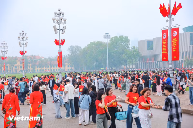 Dès l’aube, la place Ba Dinh est noire de monde pour la cérémonie du lever du drapeau national.
