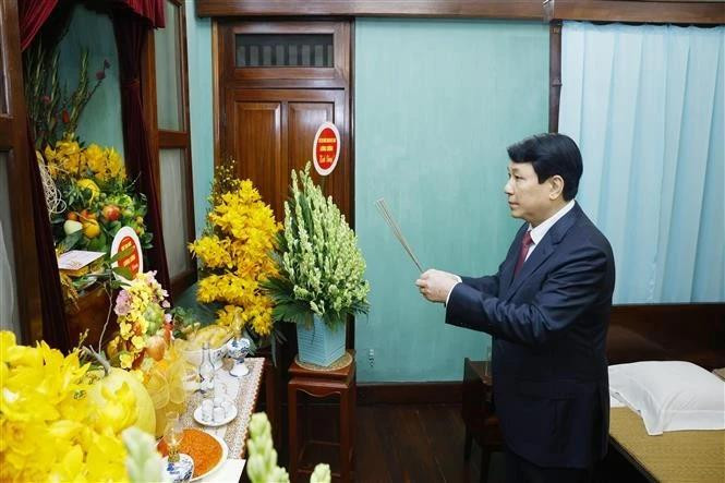 Le président Luong Cuong rend hommage au Président Hô Chi Minh. Photo : VNA. 