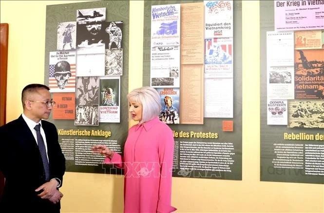 Claudia Opitz, l'une des organisateurs de l'exposition, et le conseiller de l'ambassade du Vietnam en Allemagne, Chu Tuan Duc. Photo : VNA 