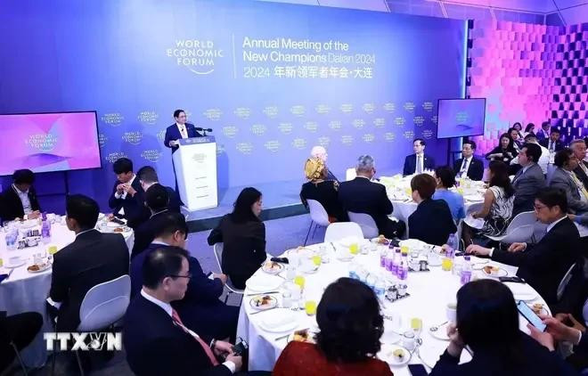 Le PM Pham Minh Chinh dialogue avec les grands groupes du WEF à Dalian. Photo : VNA.