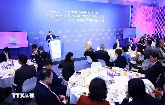 Le PM Pham Minh Chinh dialogue avec les grands groupes du WEF à Dalian. Photo : VNA.