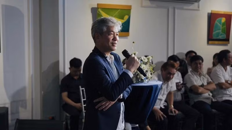 Actuellement, Bui Tien Hung est le meilleur docteur en Asie du Sud-Est et en Australie en particulier dans l’application de la technique des implants phaques ICL. Il a aidé un grand nombre de Vietnamiens à ne pas avoir à se rendre à l’étranger pour effectuer des chirurgies ophtalmologiques avec cette technique avancée. Photo: NDEL. Actuellement, Bui Tien Hung est le meilleur docteur en Asie du Sud-Est et en Australie en particulier dans l’application de la technique des implants phaques ICL. Il a aidé un grand nombre de Vietnamiens à ne pas avoir à se rendre à l’étranger pour effectuer des chirurgies ophtalmologiques avec cette technique avancée. Photo: NDEL.