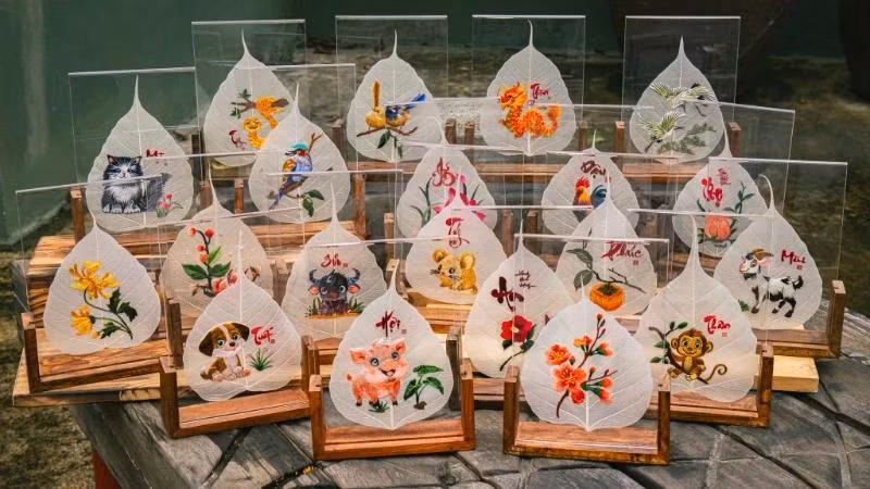 Les tableaux brodés sur des feuilles Bodhi sont des produits artisanaux uniques. Photo : NDEL
