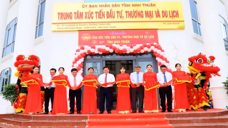 Cérémonie d'inauguration du Centre pour la promotion des investissements, du commerce et du tourisme de la province de Ninh Thuân, le 6 janvier, dans la ville de Phan Rang – Thap Cham. Photo : NDEL.