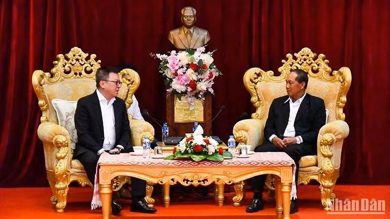Lê Quôc Minh, membre du Comité central du PCV, chef adjoint de la Commission centrale de la Propagande et de l’Éducation du Parti, rédacteur en chef du journal Nhân Dân et également président de l'Association des journalistes du Vietnam (à gauche), lors d'une rencontre avec le secrétaire du Comité provincial du PPRL et gouverneur de la province de Luang Prabang, Khamkhan Chanthavisuk. Photo: NDEL.