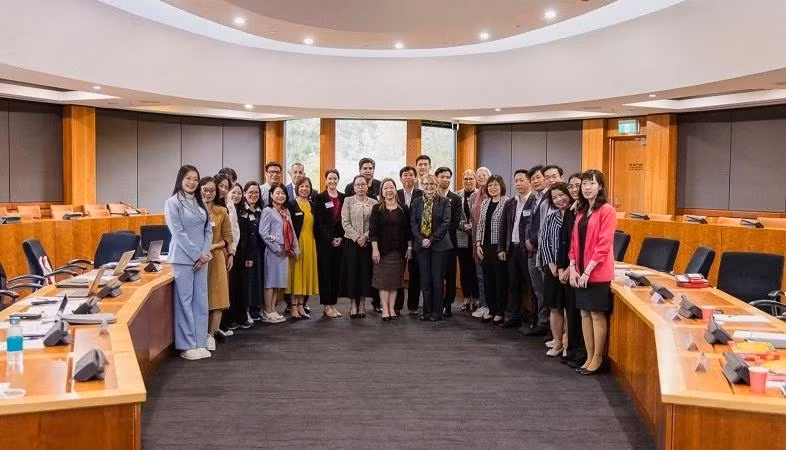 Lors de la cérémonie de lancement des bourses d’études du gouvernement australien dans le cadre du projet « Mesurer l’empreinte carbone, faire fonctionner le marché du carbone : perspectives australiennes et mondiales pour le Vietnam ». Photo: Consulat général du Vietnam à Perth.
