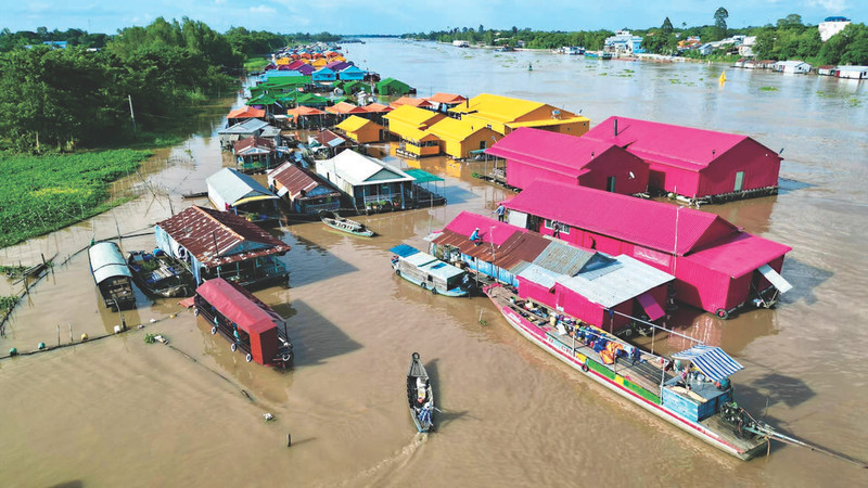 Le village de radeaux colorés de Châu Dôc, province d’An Giang. Photo : CVN.