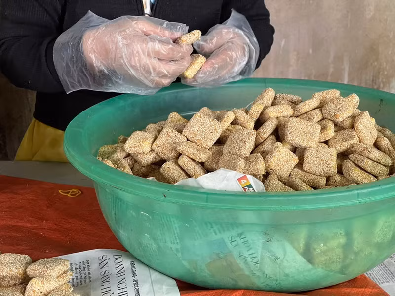 La fabrication des biscuits au sésame est un métier traditionnel du village de Tri Binh.