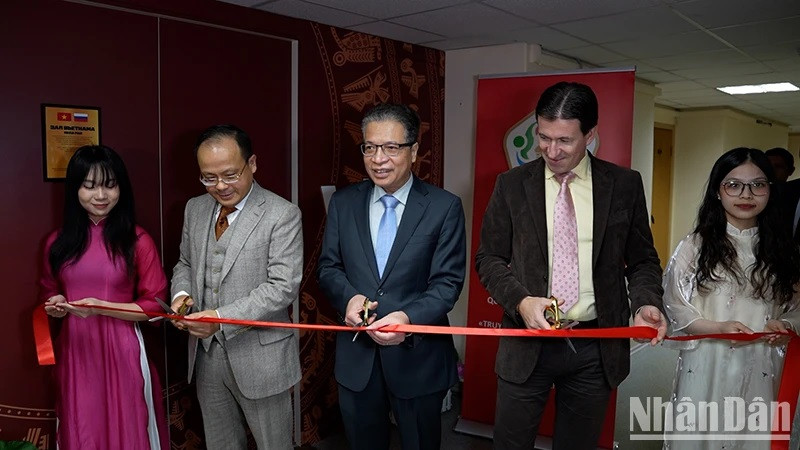 Cérémonie d'inauguration de la bibliothèque sur le Vietnam au sein de l’Institut d'études sur la Chine et l'Asie contemporaine à Moscou. Photo : NDEL.
