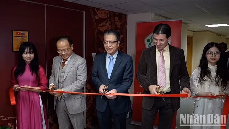 Cérémonie d'inauguration de la bibliothèque sur le Vietnam au sein de l’Institut d'études sur la Chine et l'Asie contemporaine à Moscou. Photo : NDEL.
