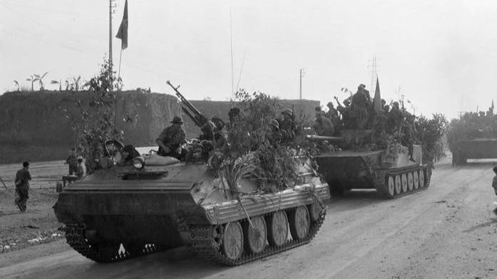 La force blindée de l'Armée de libération se déplace vers Saïgon en traversant l'autoroute Bien Hoa, après avoir détruit la base ennemie de Bien Hoa. Photo d'archives : VNA.