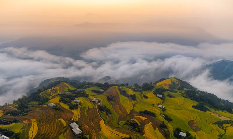 Une mer de nuages recouvre les champs en terrasses à Hoang Su Phi (Ha Giang). Il a dit que si vous venez ici pendant la saison des pluies, vous augmenterez vos chances d'attraper la mer de nuages.
