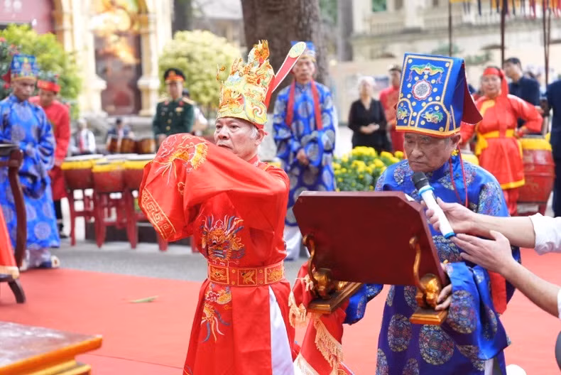 La cérémonie d’offrande d’encens dans la cité impériale de Thang Long-Hanoi comprend de nombreux rites traditionnels permettant de formuler les voeux de paix, de bonheur et de prospérité pour le pays et pour le peuple. Photo : NDEL.