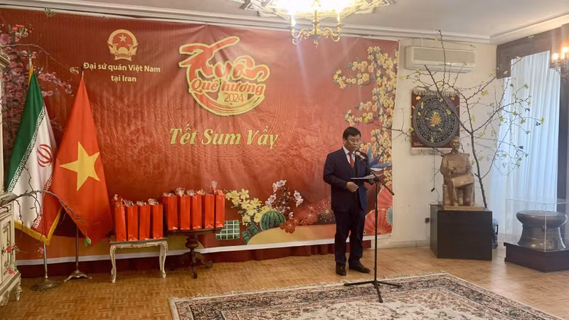 L'ambassadeur vietnamien en Iran, Luong Quôc Huy, prend la parole lors du programme. Photo : baoquocte.vn.