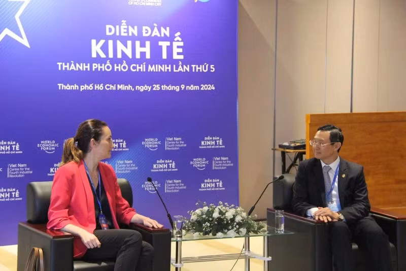 Rencontre entre Tran Phuoc Anh, membre du Comité du Parti de Hô Chi Minh-Ville et directeur du service municipal des Affaires étrangères (à droite), et Naila Mazzucco, haut-commissaire au commerce de l’État australien de Victoria pour l’Asie du Sud-Est, le 25 septembre en marge du 5e Forum économique de Hô Chi Minh-Ville. Photo : baoquocte.vn 