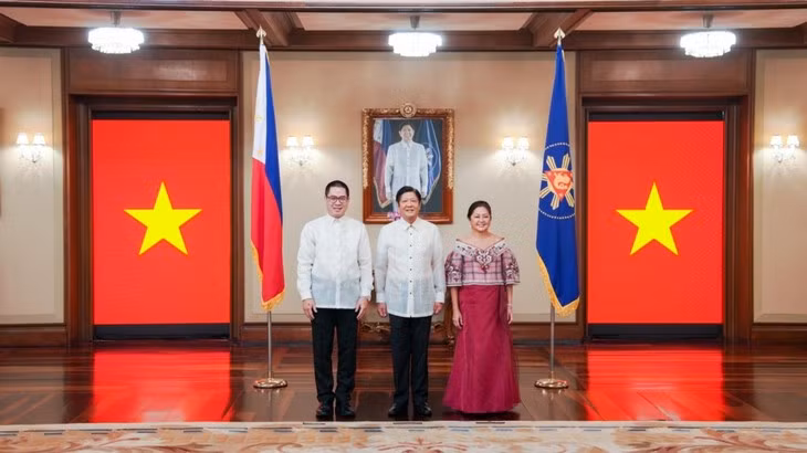 L'ambassadeur du Vietnam aux Philippines, Lai Thai Binh (1er, à gauche) et le Président philippin Ferdinand Romualdez Marcos Jr. et son épouse. Photo : VOV.