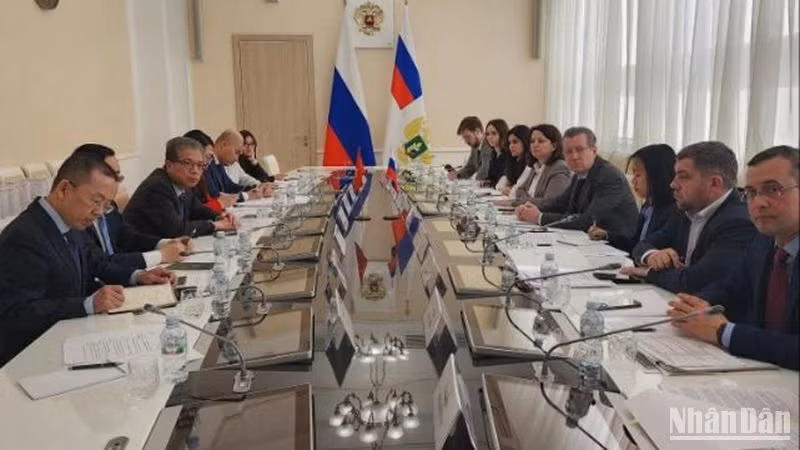 Vue générale de la rencontre entre l’ambassadeur du Vietnam en Russie, Dang Minh Khôi, et le vice-ministre russe de l’Agriculture, Sergueï Levin, à Moscou, le 2 avril. Photo : NDEL.