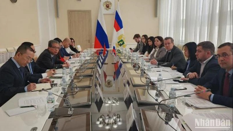 Vue générale de la rencontre entre l’ambassadeur du Vietnam en Russie, Dang Minh Khôi, et le vice-ministre russe de l’Agriculture, Sergueï Levin, à Moscou, le 2 avril. Photo : NDEL.