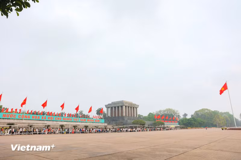 Depuis début mai, des milliers de personnes font la queue pour rendre hommage au Président Ho Chi Minh. 