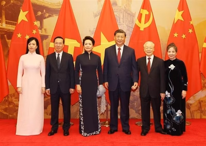 Le Secrétaire général du Parti communiste du Vietnam Nguyên Phu Trong (2e, à droite) et le Président vietnamien Vo Van Thuong (2e, à gauche) et leurs épouses président un banquet en l’honneur du Secrétaire général du Parti communiste et Président chinois Xi Jinping et de l'épouse de celui-ci, à Hanoï, le 12 décembre 2023. Photo : VNA. 