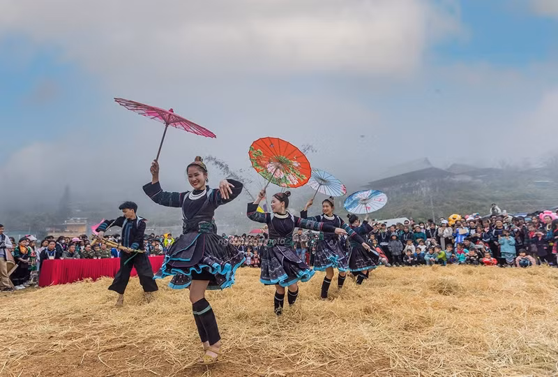 Filles H'Mông exécutant une danse traditionnelle. Photo : Pham Ngoc Bang.