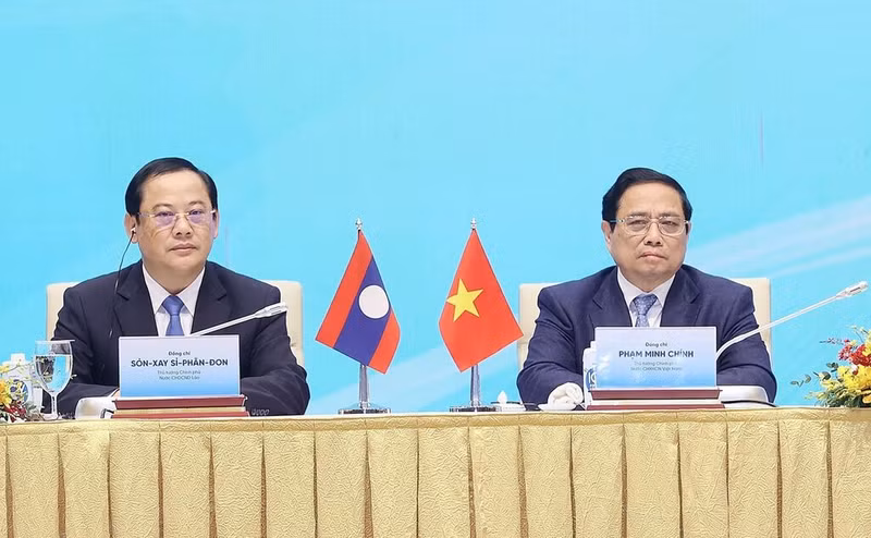 Le Premier ministre vietnamien, Pham Minh Chinh (à droite) et son homologue laotien, Sonexay Siphandone, lors de la conférence sur la coopération en matière d’investissement Vietnam - Laos. Photo : VNA.