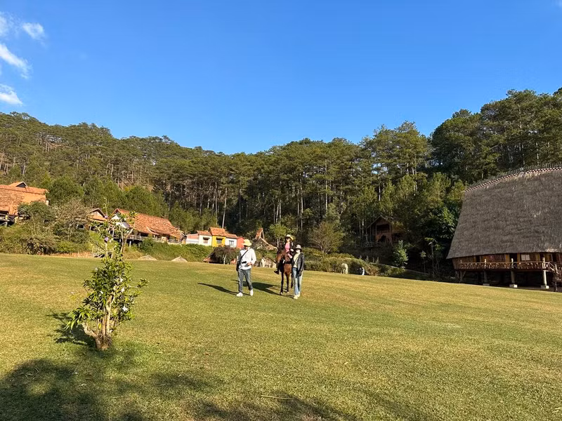 La grande prairie dans le village de Cu Lân, où les touristes peuvent faire du camping ou du cheval.