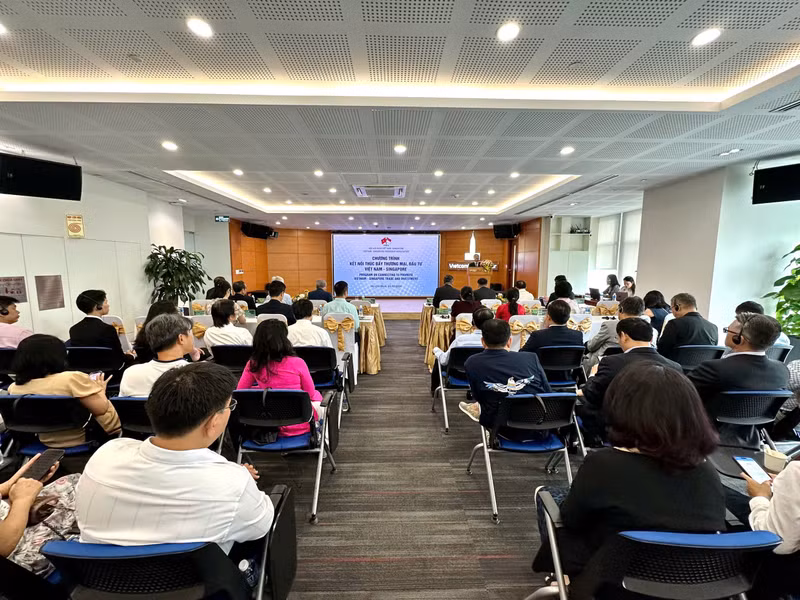 Le forum est une bonne occasion pour les entreprises des deux pays de se renseigner sur les nouvelles tendances commerciales et de trouver des partenaires stratégiques pour diversifier leurs chaînes d’approvisionnement. Le forum vise également à promouvoir la coopération vietnamo-singapourienne dans l’économie, le commerce et l’investissement. Photo : thoidai.com.vn