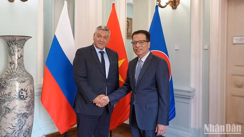 L’ambassadeur vietnamien en Russie Dang Minh Khoi (à droite) et le vice-ministre russe des Affaires étrangères Andreï Rudenko, le 4 septembre à Moscou. Photo: NDEL.