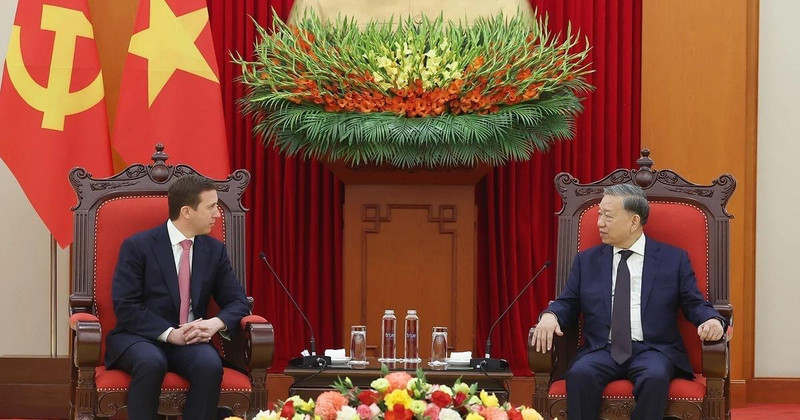 Le secrétaire général du Parti, Tô Lâm (à droite) et le directeur général de Warburg Pincus et président du Conseil d’affaires États-Unis - ASEAN (USABC), David Perlman, à Hanoi, le 18 avril. Photo : VNA. 
