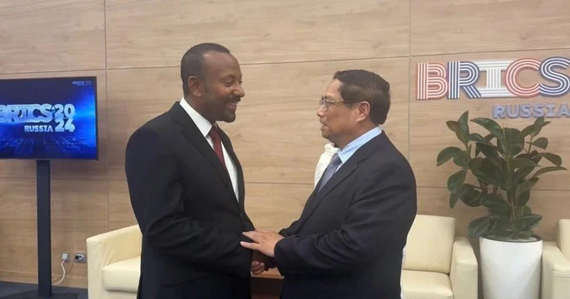 Le Premier ministre Pham Minh Chinh (droite) et son homologue éthiopien Abiy Ahmed Ali. Photo : VNA. 
