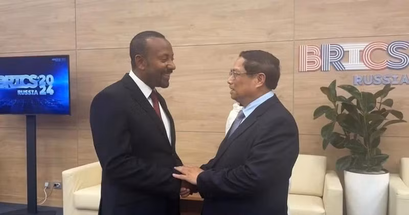 Le Premier ministre Pham Minh Chinh (droite) et son homologue éthiopien Abiy Ahmed Ali. Photo : VNA. 