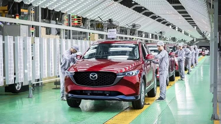 La chaîne de fabrication et d'assemblage d'automobiles chez l'usine THACO MAZDA, dans le parc industriel de THACO Chu Lai, district de Nui Thanh, province de Quang Nam (au centre). Photo: congthuong.vn