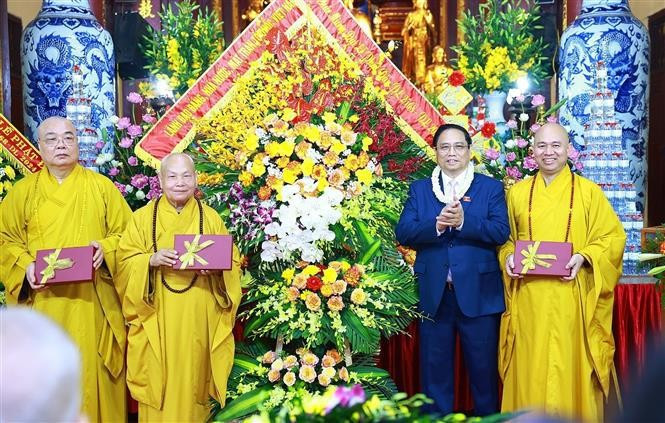 Le Premier ministre présente ses vœux à l’occasion de la Journée du Vesak. Photo : VNA.