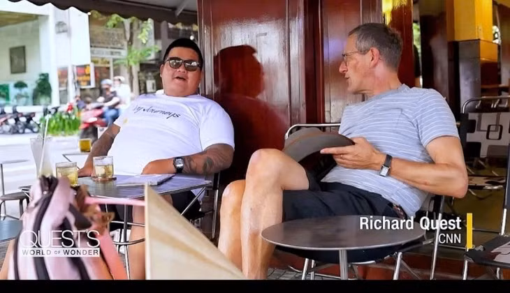 Richard Quest et Po Trân dans un salon de thé. Photo: CNN