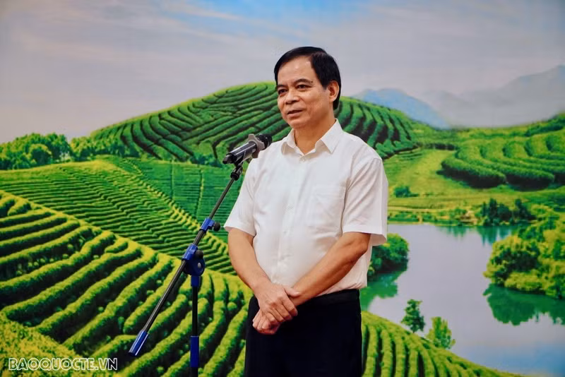 Lors d’une rencontre avec la délégation de Viêt kiêu, le vice-président du Comité populaire provincial de Phu Tho, Nguyen Thanh Hai, a salué leur arrivée à Phu Tho pour assister à la Fête de commémoration des rois Hùng 2024. Il les a informés de la situation socio-économique de sa province ces dernières années et des orientations futures. Appréciant les contributions des Viêt kiêu au développement du Vietnam et de la province de Phu Tho en particulier, il a émis le souhait que les Viêt kiêu continuent à valoriser l’esprit de solidarité du peuple vietnamien et à contribuer activement au développement de leur pays d’origine dans divers domaines tels que l’économie, les sciences, les technologies, l’éducation et la formation. Photo: baoquocte.vn. Lors d’une rencontre avec la délégation de Viêt kiêu, le vice-président du Comité populaire provincial de Phu Tho, Nguyen Thanh Hai, a salué leur arrivée à Phu Tho pour assister à la Fête de commémoration des rois Hùng 2024. Il les a informés de la situation socio-économique de sa province ces dernières années et des orientations futures. Appréciant les contributions des Viêt kiêu au développement du Vietnam et de la province de Phu Tho en particulier, il a émis le souhait que les Viêt kiêu continuent à valoriser l’esprit de solidarité du peuple vietnamien et à contribuer activement au développement de leur pays d’origine dans divers domaines tels que l’économie, les sciences, les technologies, l’éducation et la formation. Photo: baoquocte.vn.