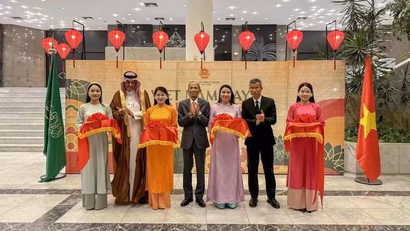Lors de la cérémonie d'ouvertue des « Journées du Vietnam en Arabie Saoudite ». Photo : Ambassade du Vietnam en Arabie Saoudite.
