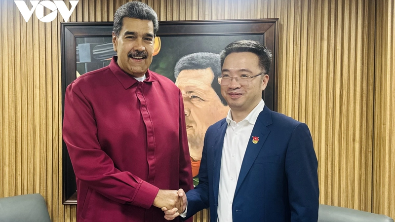 Le président vénézuélien Nicolás Maduro (à gauche), et le secrétaire du Comité central de l'Union de la jeunesse communiste Hô Chi Minh, Nguyen Tuong Lam. Photo : VOV.