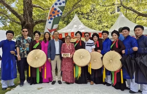 L’ambassadeur Pham Hùng Tâm aux côtés de son homologue malaisien en Australie et des artistes de la troupe de Quan Ho Bac Ninh. Source: Ambassade du Vietnam en Australie.